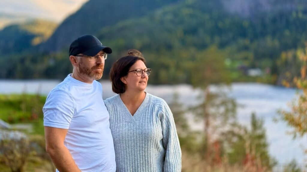 Katarina og Kim ser utover i Kviteseid høsten 2026