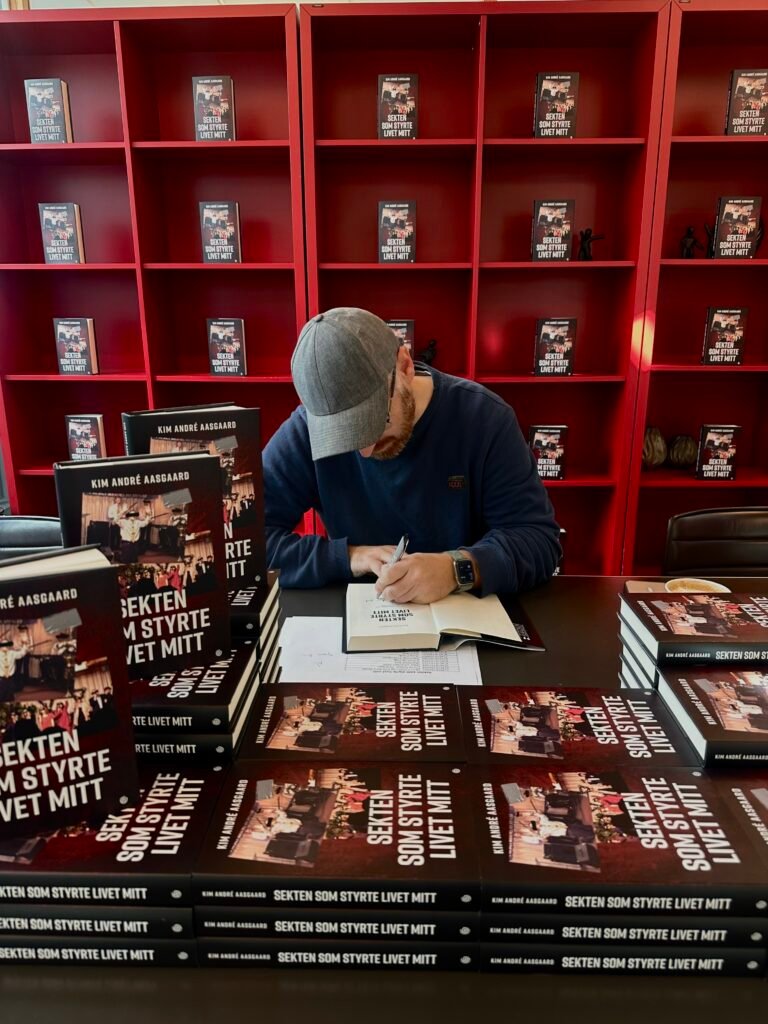 Kim André Aasgaard signerer bøker hos ARK